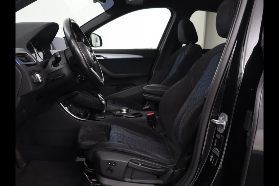 BMW X1 sDrive20i M Sport | Panoramadak | Stoelverwarming | Trekhaak | Head-Up | Harman/Kardon | Carplay | Camera | Sportstoelen | Full LED | Navigatie | Climate control
