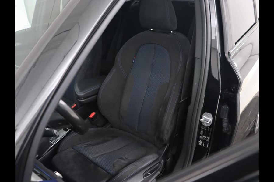 BMW X1 sDrive20i M Sport | Panoramadak | Stoelverwarming | Trekhaak | Head-Up | Harman/Kardon | Carplay | Camera | Sportstoelen | Full LED | Navigatie | Climate control