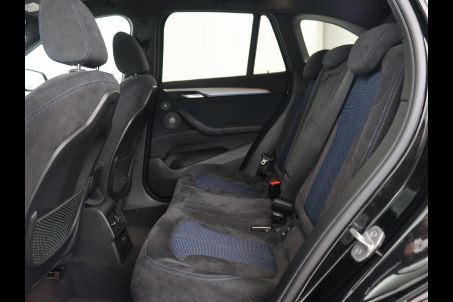 BMW X1 sDrive20i M Sport | Panoramadak | Stoelverwarming | Trekhaak | Head-Up | Harman/Kardon | Carplay | Camera | Sportstoelen | Full LED | Navigatie | Climate control