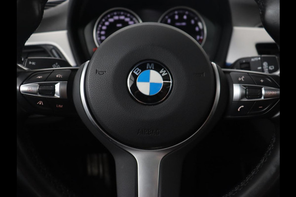BMW X1 sDrive20i M Sport | Panoramadak | Stoelverwarming | Trekhaak | Head-Up | Harman/Kardon | Carplay | Camera | Sportstoelen | Full LED | Navigatie | Climate control