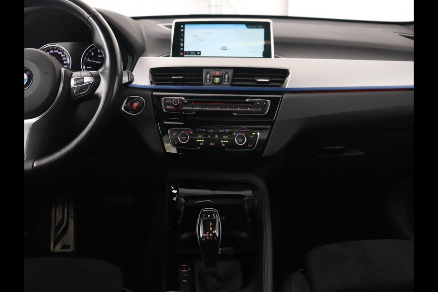 BMW X1 sDrive20i M Sport | Panoramadak | Stoelverwarming | Trekhaak | Head-Up | Harman/Kardon | Carplay | Camera | Sportstoelen | Full LED | Navigatie | Climate control