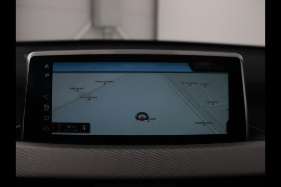 BMW X1 sDrive20i M Sport | Panoramadak | Stoelverwarming | Trekhaak | Head-Up | Harman/Kardon | Carplay | Camera | Sportstoelen | Full LED | Navigatie | Climate control