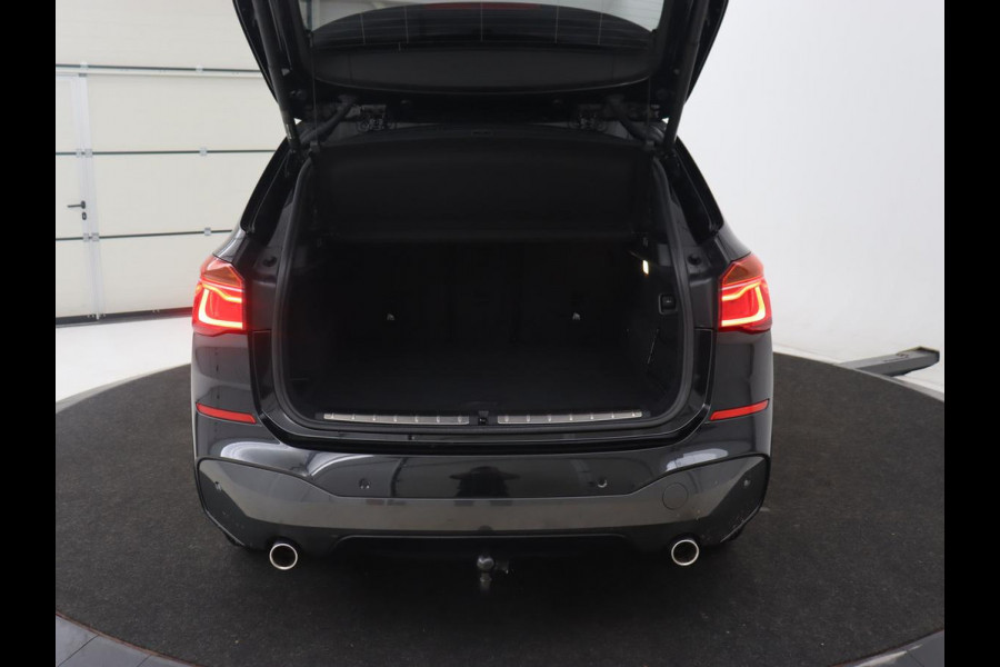 BMW X1 sDrive20i M Sport | Panoramadak | Stoelverwarming | Trekhaak | Head-Up | Harman/Kardon | Carplay | Camera | Sportstoelen | Full LED | Navigatie | Climate control