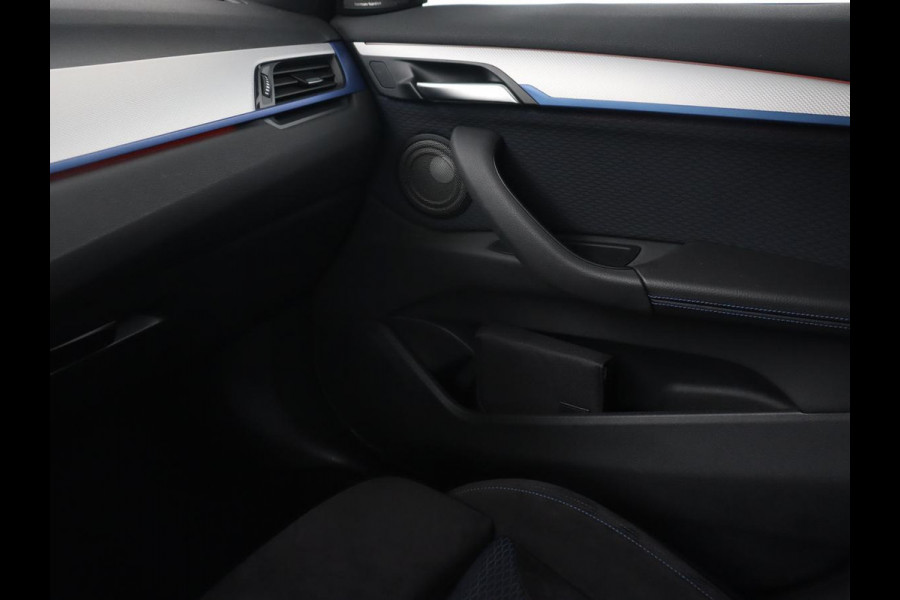 BMW X1 sDrive20i M Sport | Panoramadak | Stoelverwarming | Trekhaak | Head-Up | Harman/Kardon | Carplay | Camera | Sportstoelen | Full LED | Navigatie | Climate control