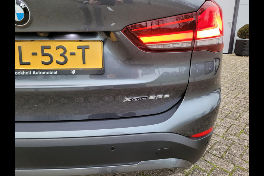 BMW X1 XDrive25e Pano, Camera, HUD, Leer, High Executive