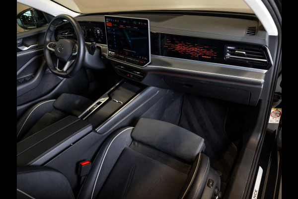Volkswagen Passat Variant 1.5 eTSI Elegance Business / 150pk / Panorama dak / Trekhaak / Dodehoek / Stoel en stuur verwarming /