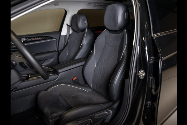 Volkswagen Passat Variant 1.5 eTSI Elegance Business / 150pk / Panorama dak / Trekhaak / Dodehoek / Stoel en stuur verwarming /