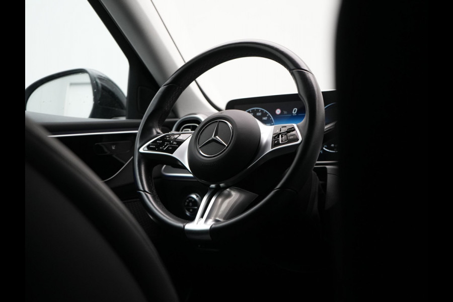 Mercedes-Benz C-Klasse Estate 300 e Avantgarde Plug In Hybrid 313pk Dealer O.H. PHEV | Trekhaak Af Fabriek | Camera | Night Pakket | Sportstoelen Verwarmd | Apple Carplay | Sfeerverlichting | Navigatie | Virtual | DAB |