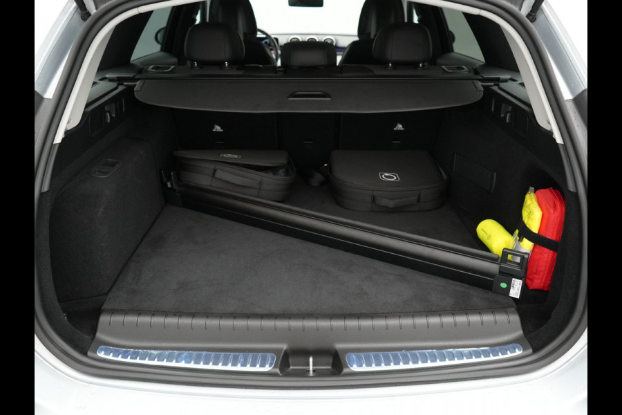 Mercedes-Benz C-Klasse Estate 300 e Avantgarde Plug In Hybrid 313pk Dealer O.H. PHEV | Trekhaak Af Fabriek | Camera | Night Pakket | Sportstoelen Verwarmd | Apple Carplay | Sfeerverlichting | Navigatie | Virtual | DAB |