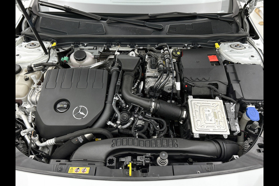 Mercedes-Benz CLA-Klasse 250 e Business Solution AMG Limited (NL-auto, Goed OnderH, Panorama, SfeerV, Carplay, Lane Assist, Navi)