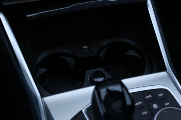 BMW 3 Serie Touring 330e xDrive M-Sport *Pano*Trekhaak*Led*Stoelverwarming*