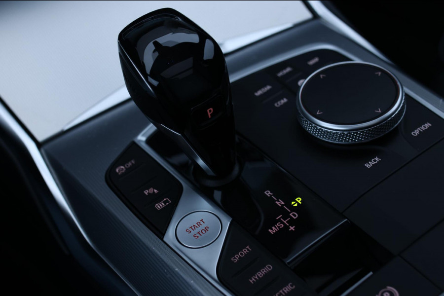 BMW 3 Serie Touring 330e xDrive M-Sport *Pano*Trekhaak*Led*Stoelverwarming*