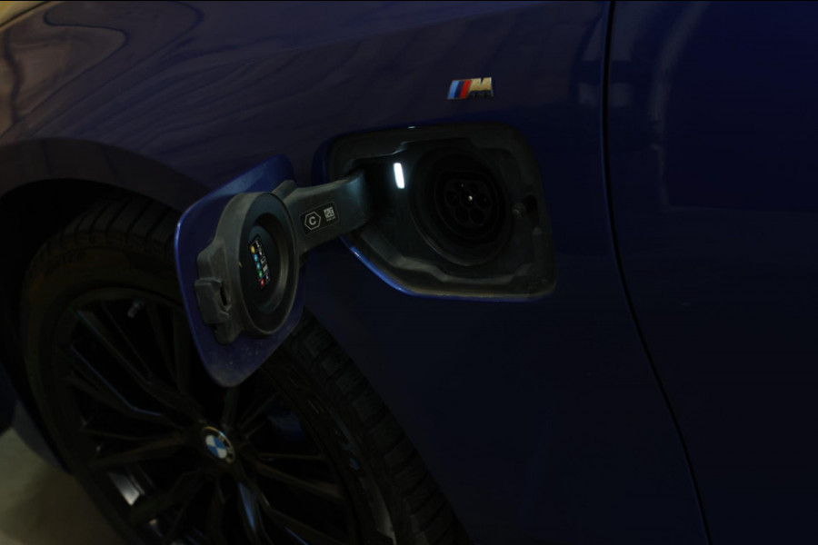 BMW 3 Serie Touring 330e xDrive M-Sport *Pano*Trekhaak*Led*Stoelverwarming*