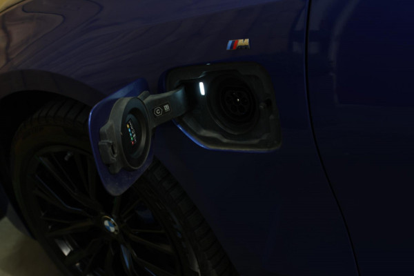 BMW 3 Serie Touring 330e xDrive M-Sport *Pano*Trekhaak*Led*Stoelverwarming*