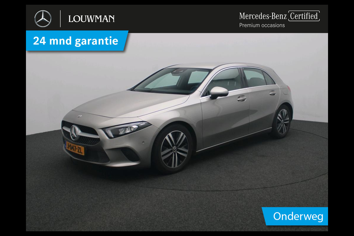 Mercedes-Benz A-Klasse 180 Business Solution Luxury Ledkoplampen | Achteruitrijcamera | MBUX Augmented Reality navigatie | Stoelverwarming Voor | Sfeerverlichting. Inclusief 24 maanden Mercedes-Benz Certified garantie voor Europa.
