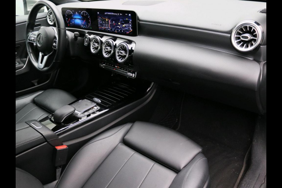 Mercedes-Benz A-Klasse 180 Business Solution Luxury Ledkoplampen | Achteruitrijcamera | MBUX Augmented Reality navigatie | Stoelverwarming Voor | Sfeerverlichting. Inclusief 24 maanden Mercedes-Benz Certified garantie voor Europa.