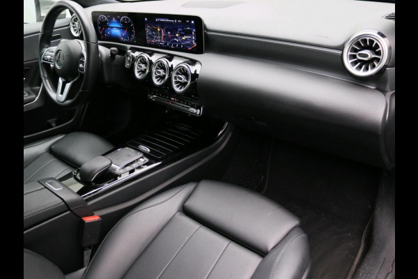 Mercedes-Benz A-Klasse 180 Business Solution Luxury Ledkoplampen | Achteruitrijcamera | MBUX Augmented Reality navigatie | Stoelverwarming Voor | Sfeerverlichting. Inclusief 24 maanden Mercedes-Benz Certified garantie voor Europa.