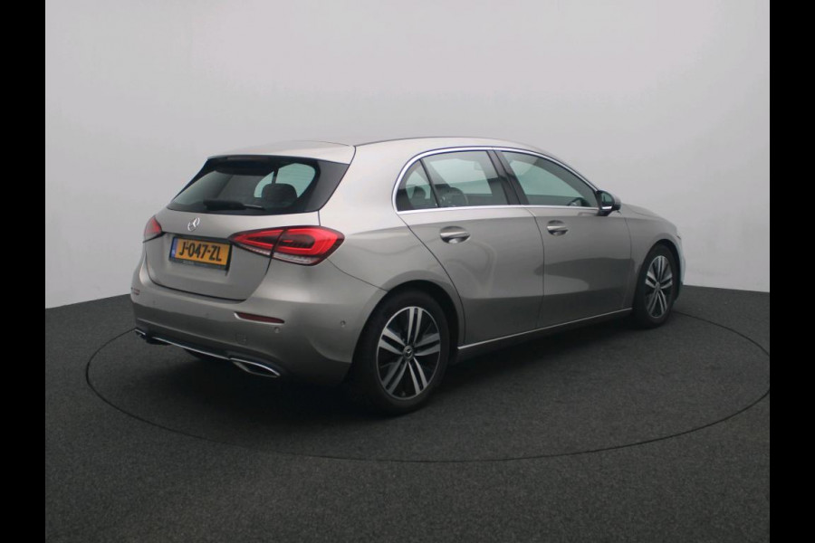 Mercedes-Benz A-Klasse 180 Business Solution Luxury Ledkoplampen | Achteruitrijcamera | MBUX Augmented Reality navigatie | Stoelverwarming Voor | Sfeerverlichting. Inclusief 24 maanden Mercedes-Benz Certified garantie voor Europa.