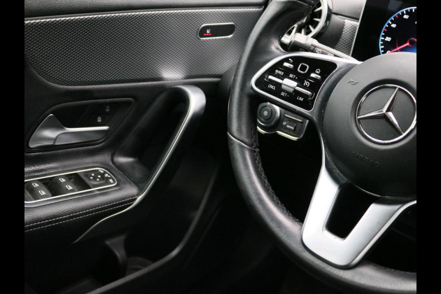 Mercedes-Benz A-Klasse 180 Business Solution Luxury Ledkoplampen | Achteruitrijcamera | MBUX Augmented Reality navigatie | Stoelverwarming Voor | Sfeerverlichting. Inclusief 24 maanden Mercedes-Benz Certified garantie voor Europa.