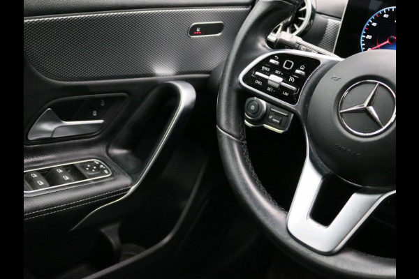 Mercedes-Benz A-Klasse 180 Business Solution Luxury Ledkoplampen | Achteruitrijcamera | MBUX Augmented Reality navigatie | Stoelverwarming Voor | Sfeerverlichting. Inclusief 24 maanden Mercedes-Benz Certified garantie voor Europa.