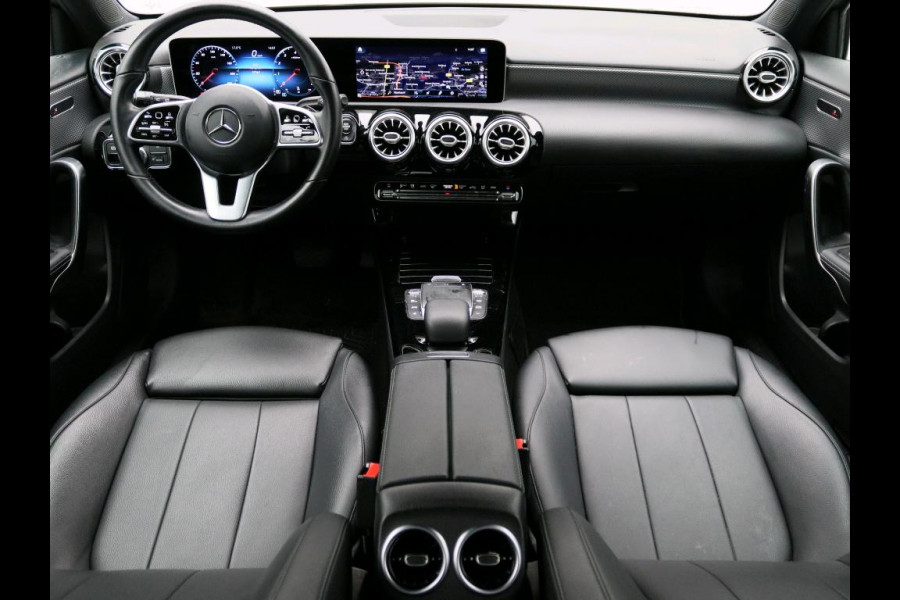 Mercedes-Benz A-Klasse 180 Business Solution Luxury Ledkoplampen | Achteruitrijcamera | MBUX Augmented Reality navigatie | Stoelverwarming Voor | Sfeerverlichting. Inclusief 24 maanden Mercedes-Benz Certified garantie voor Europa.