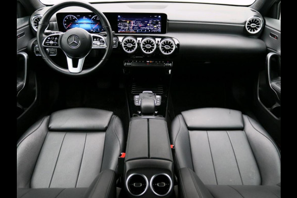 Mercedes-Benz A-Klasse 180 Business Solution Luxury Ledkoplampen | Achteruitrijcamera | MBUX Augmented Reality navigatie | Stoelverwarming Voor | Sfeerverlichting. Inclusief 24 maanden Mercedes-Benz Certified garantie voor Europa.