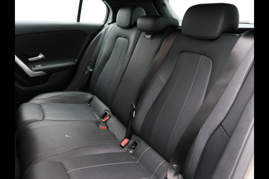 Mercedes-Benz A-Klasse 180 Business Solution Luxury Ledkoplampen | Achteruitrijcamera | MBUX Augmented Reality navigatie | Stoelverwarming Voor | Sfeerverlichting. Inclusief 24 maanden Mercedes-Benz Certified garantie voor Europa.
