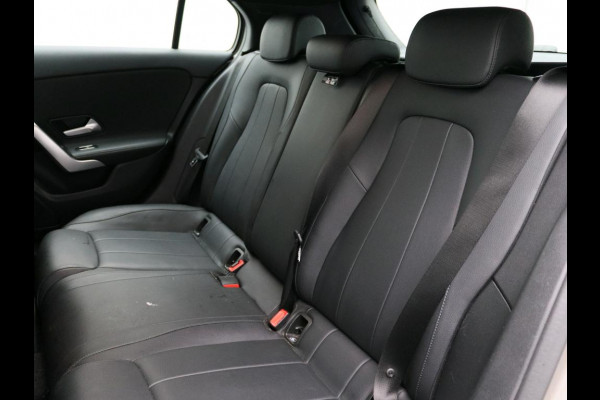 Mercedes-Benz A-Klasse 180 Business Solution Luxury Ledkoplampen | Achteruitrijcamera | MBUX Augmented Reality navigatie | Stoelverwarming Voor | Sfeerverlichting. Inclusief 24 maanden Mercedes-Benz Certified garantie voor Europa.