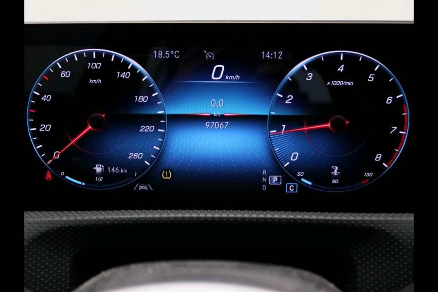 Mercedes-Benz A-Klasse 180 Business Solution Luxury Ledkoplampen | Achteruitrijcamera | MBUX Augmented Reality navigatie | Stoelverwarming Voor | Sfeerverlichting. Inclusief 24 maanden Mercedes-Benz Certified garantie voor Europa.