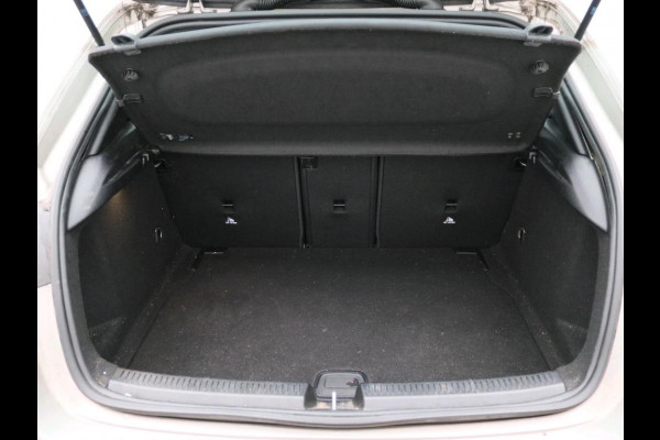 Mercedes-Benz A-Klasse 180 Business Solution Luxury Ledkoplampen | Achteruitrijcamera | MBUX Augmented Reality navigatie | Stoelverwarming Voor | Sfeerverlichting. Inclusief 24 maanden Mercedes-Benz Certified garantie voor Europa.