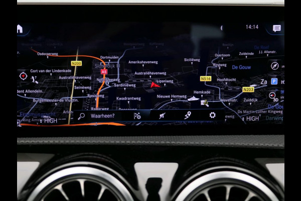 Mercedes-Benz A-Klasse 180 Business Solution Luxury Ledkoplampen | Achteruitrijcamera | MBUX Augmented Reality navigatie | Stoelverwarming Voor | Sfeerverlichting. Inclusief 24 maanden Mercedes-Benz Certified garantie voor Europa.