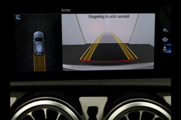 Mercedes-Benz A-Klasse 180 Business Solution Luxury Ledkoplampen | Achteruitrijcamera | MBUX Augmented Reality navigatie | Stoelverwarming Voor | Sfeerverlichting. Inclusief 24 maanden Mercedes-Benz Certified garantie voor Europa.