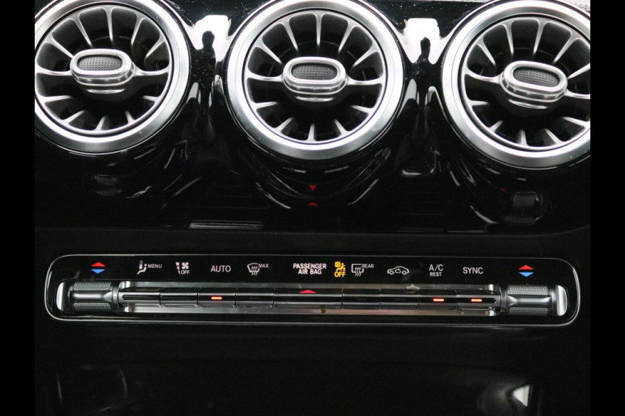 Mercedes-Benz A-Klasse 180 Business Solution Luxury Ledkoplampen | Achteruitrijcamera | MBUX Augmented Reality navigatie | Stoelverwarming Voor | Sfeerverlichting. Inclusief 24 maanden Mercedes-Benz Certified garantie voor Europa.