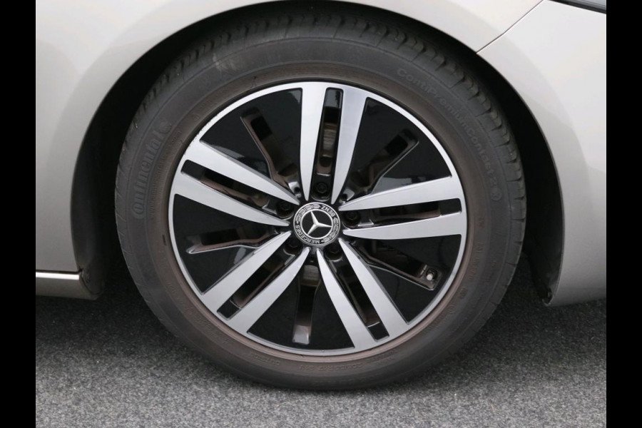 Mercedes-Benz A-Klasse 180 Business Solution Luxury Ledkoplampen | Achteruitrijcamera | MBUX Augmented Reality navigatie | Stoelverwarming Voor | Sfeerverlichting. Inclusief 24 maanden Mercedes-Benz Certified garantie voor Europa.