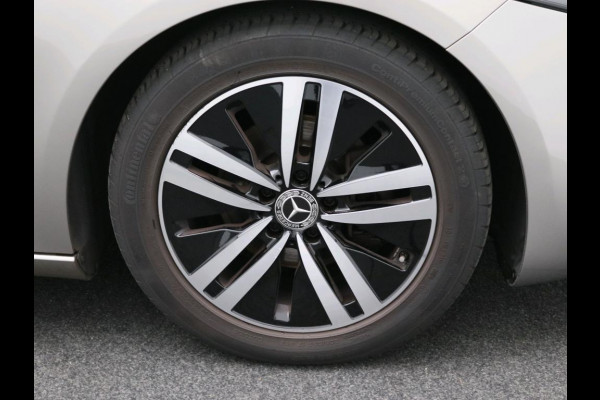 Mercedes-Benz A-Klasse 180 Business Solution Luxury Ledkoplampen | Achteruitrijcamera | MBUX Augmented Reality navigatie | Stoelverwarming Voor | Sfeerverlichting. Inclusief 24 maanden Mercedes-Benz Certified garantie voor Europa.