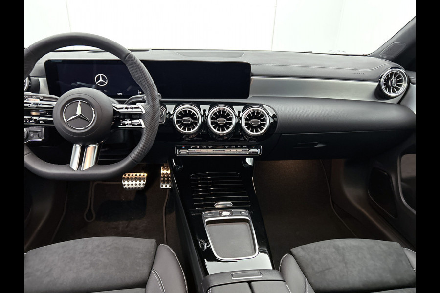 Mercedes-Benz CLA-Klasse Shooting Brake 180 Business Solution AMG | AMG Line Plus pakket | Panoramaschuifdak | Memorypakket | Head-up display | Augmented Reality navigatie | 360°-camera | 19 inch AMG velgen |