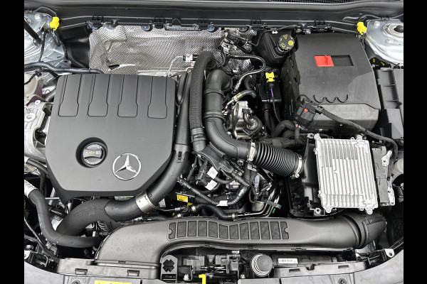 Mercedes-Benz CLA-Klasse Shooting Brake 180 Business Solution AMG | AMG Line Plus pakket | Panoramaschuifdak | Memorypakket | Head-up display | Augmented Reality navigatie | 360°-camera | 19 inch AMG velgen |