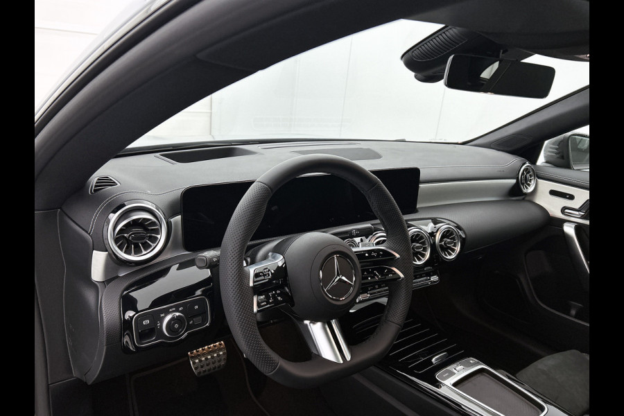 Mercedes-Benz CLA-Klasse Shooting Brake 180 Business Solution AMG | AMG Line Plus pakket | Panoramaschuifdak | Memorypakket | Head-up display | Augmented Reality navigatie | 360°-camera | 19 inch AMG velgen |