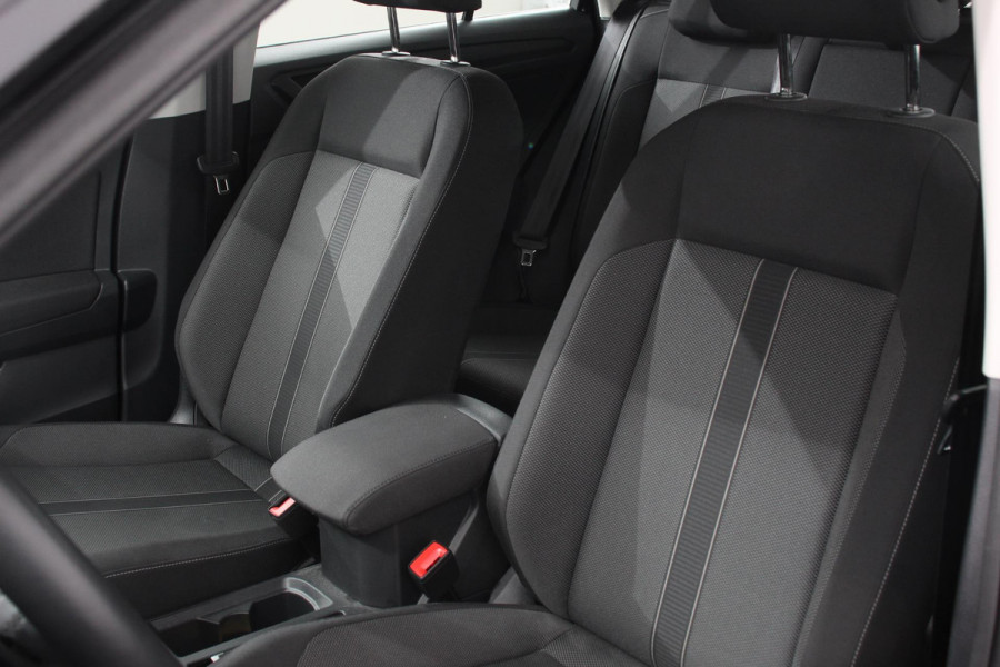 Volkswagen T-Roc 1.5 TSI 150pk DSG Life Navigatie Apple Carplay/Android Auto Parkeersensoren Camera Adaptive Cruise Control Park Assist StoelverwarmingVirtual Cockpit
