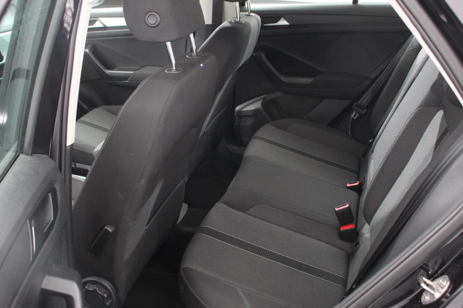 Volkswagen T-Roc 1.5 TSI 150pk DSG Life Navigatie Apple Carplay/Android Auto Parkeersensoren Camera Adaptive Cruise Control Park Assist StoelverwarmingVirtual Cockpit