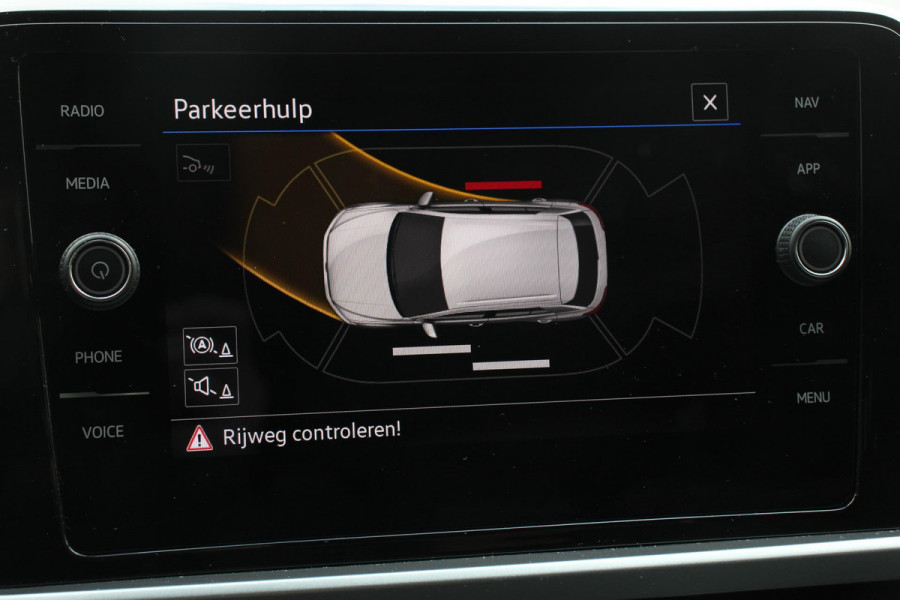 Volkswagen T-Roc 1.5 TSI 150pk DSG Life Navigatie Apple Carplay/Android Auto Parkeersensoren Camera Adaptive Cruise Control Park Assist StoelverwarmingVirtual Cockpit