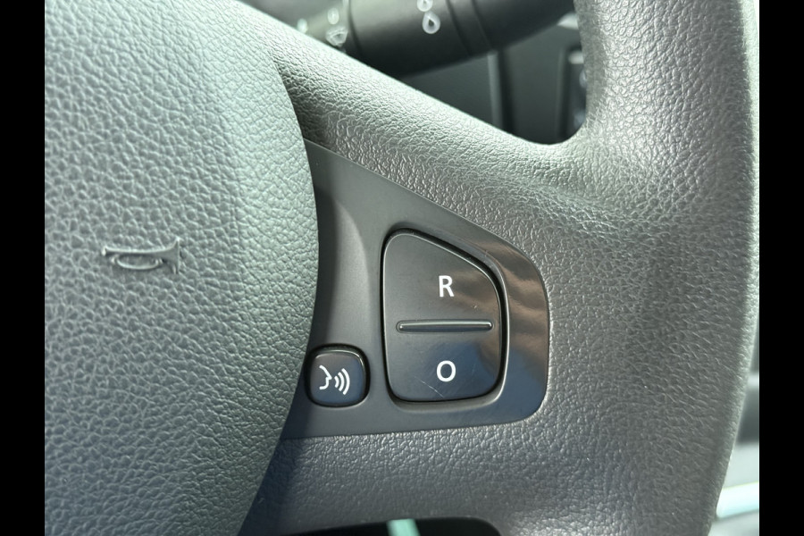 Renault Trafic 2.0DCI 145PK T29 L2H1 Comfort 3-Persoons Trekhaak Apple Carplay Android Navi Airco Cruise Control Bluetooth Lmv Pdc Betonplex Vloer Wandbetimmering Schuifdeur Sidebars Euro 6 Origineel Nederlandse Auto