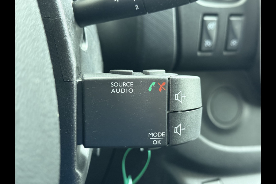 Renault Trafic 2.0DCI 145PK T29 L2H1 Comfort 3-Persoons Trekhaak Apple Carplay Android Navi Airco Cruise Control Bluetooth Lmv Pdc Betonplex Vloer Wandbetimmering Schuifdeur Sidebars Euro 6 Origineel Nederlandse Auto