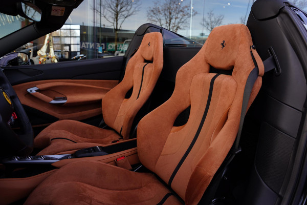 Ferrari F8 Spider 3.9 V8 HELE Cuoio Interior 18 D.Km