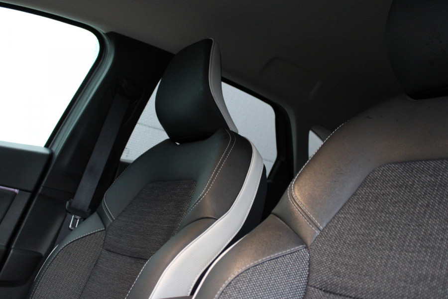 Renault Captur 1.6 E-Tech Plug-in Hybrid 160 Intens | Trekhaak | Navigatie | Camera | Cruise Control | Keyless