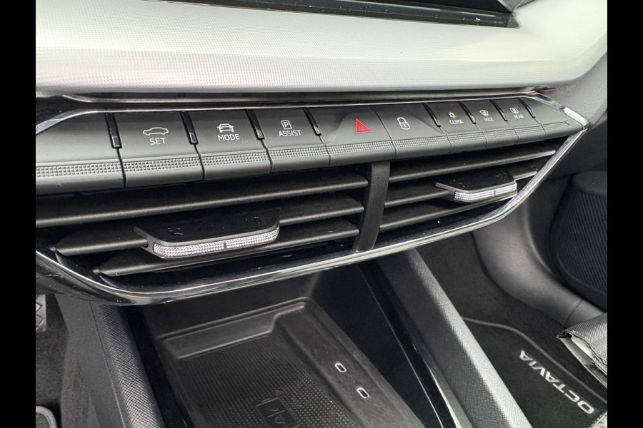 Škoda Octavia Combi 1.5 TSi 150pk First Edition SCHUIFDAK/VIRTUAL/CARPLAY/TREKHAAK/18INCH/STOELVERWARMING