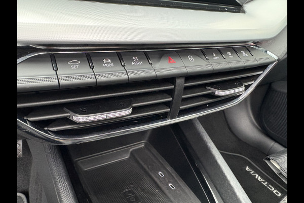 Škoda Octavia Combi 1.5 TSi 150pk First Edition SCHUIFDAK/VIRTUAL/CARPLAY/TREKHAAK/18INCH/STOELVERWARMING