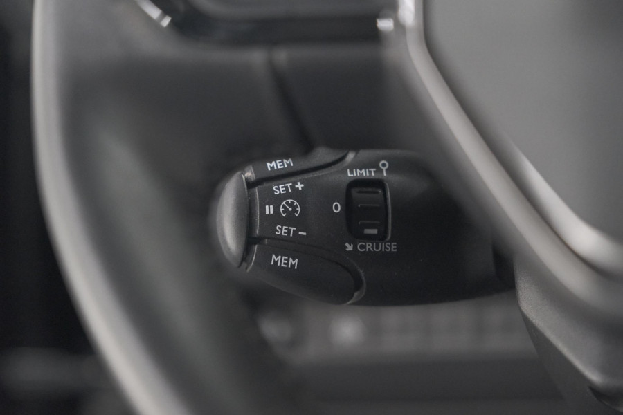 Peugeot 2008 PureTech 130 EAT8 Active | Parkeersensoren | Navigatie | Apple Carplay