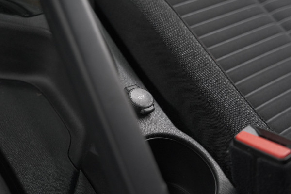 Peugeot 2008 PureTech 130 EAT8 Active | Parkeersensoren | Navigatie | Apple Carplay