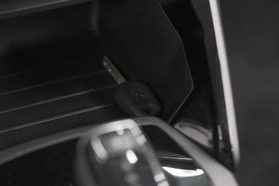 Peugeot 2008 PureTech 130 EAT8 Active | Parkeersensoren | Navigatie | Apple Carplay